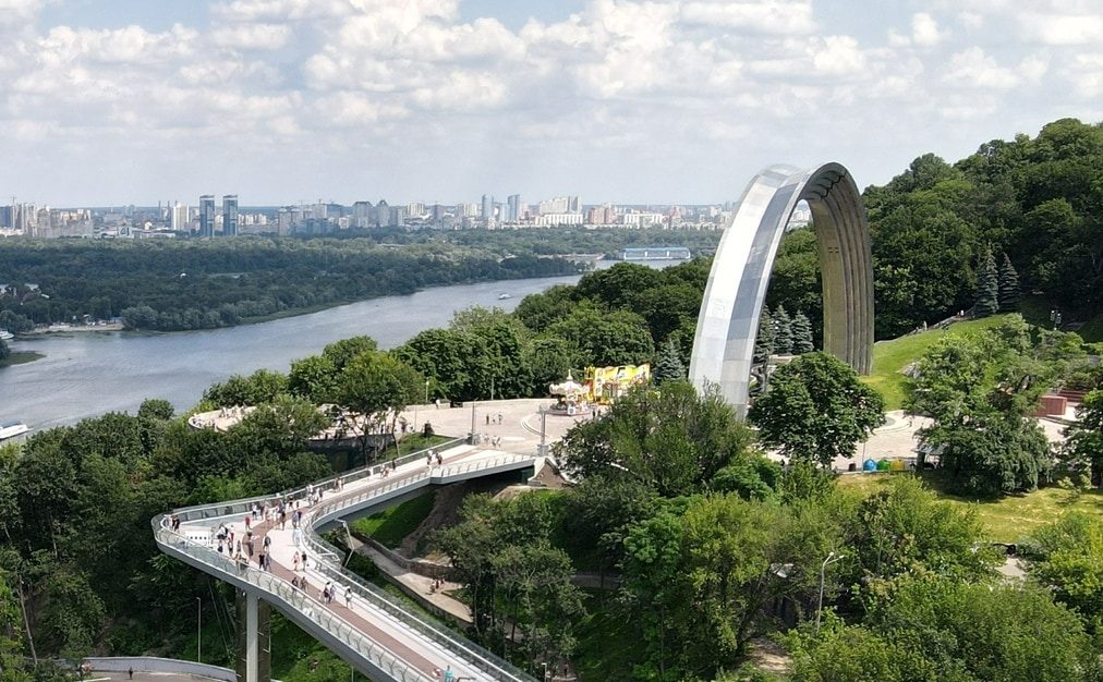 Арка Свободи українського народу та Скляний міст