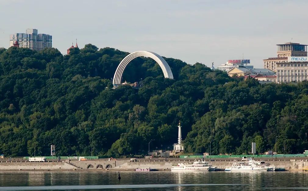 Арка Свободи українського народу та Колона Магдебурзького права