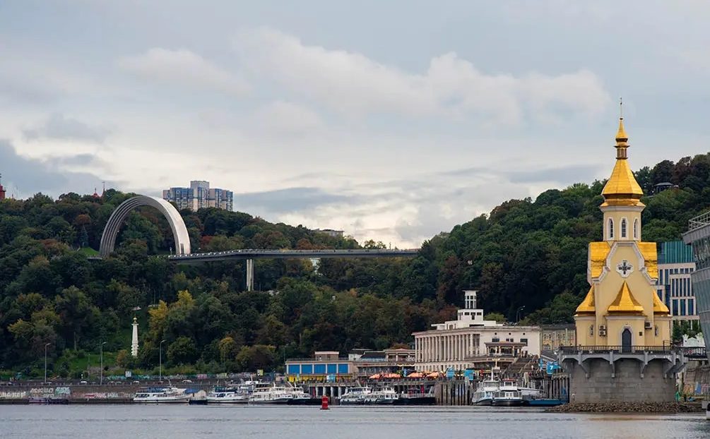 Арка Свободи українського народу та Церква Миколи Чудотворця на воді