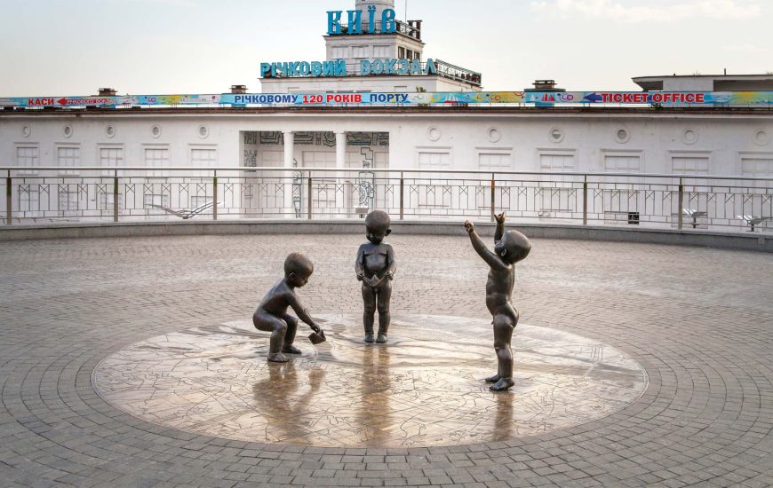 Пам'ятник «Малюки, що пускають кораблики»