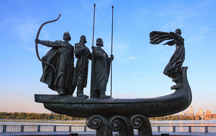 Пам'ятник засновникам Києва на березі Дніпра