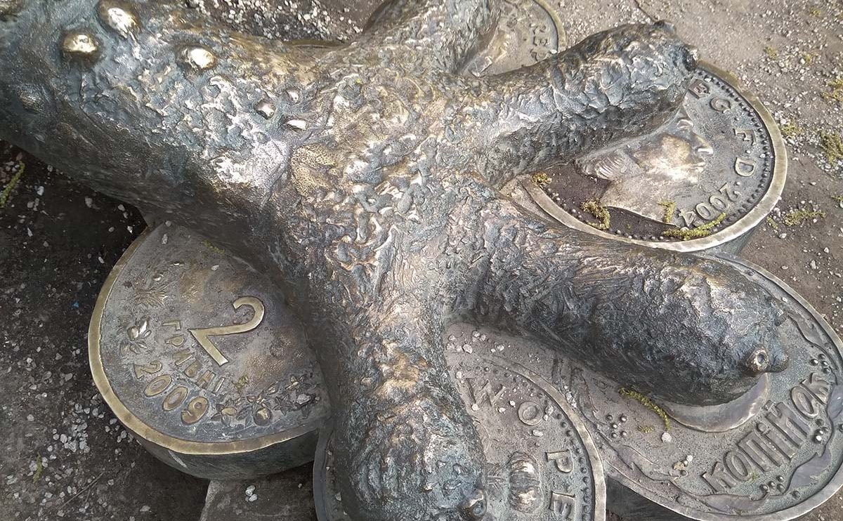 Пам’ятник жабі в деталях
