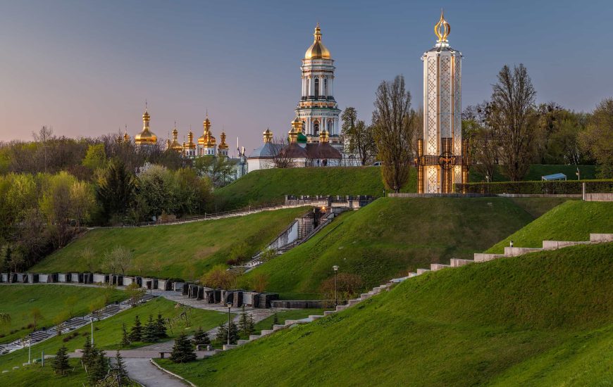 Вид на Києво-Печерську Лавру з парку Вічної Слави