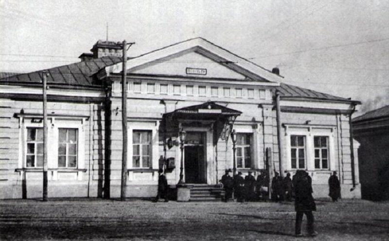 Поштовий будинок на старовинній фотографії