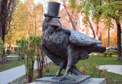 Ворон у сквері Київських інтелігентів