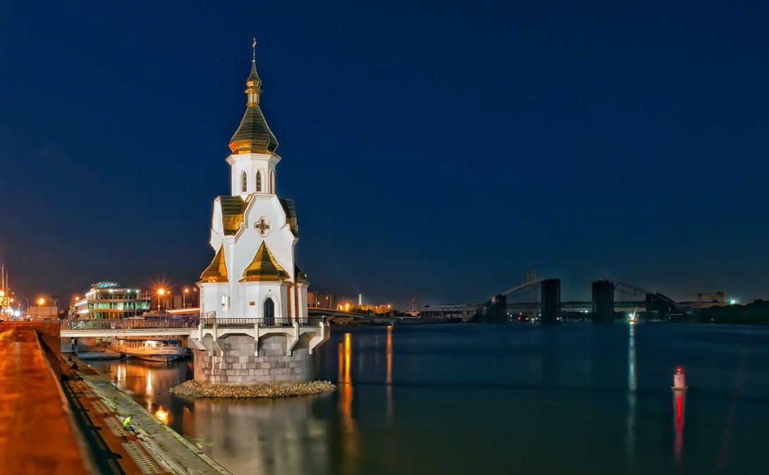Церква Миколи Чудотворця на воді в темний час доби